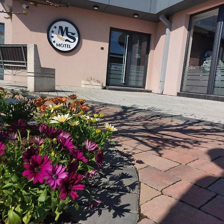 Motel Ms Srpski Itebej Eksteriør bilde